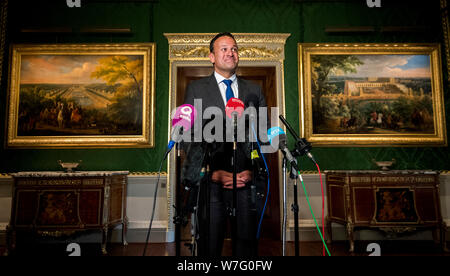 Taoiseach Leo Varadkar parlant aux médias, après avoir visité le Château de Hillsborough à Hillsborough, en Irlande du Nord. Banque D'Images