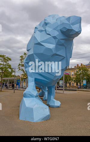 Le Lion de Vailhan sur La Bastide, place de Stalingrad, Bordeaux, France. Le grand lion bleu a été créé par l'artiste français Xavier Veilhan en 2005 Banque D'Images