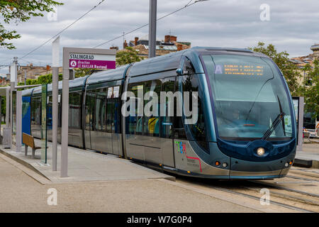 Réseau de tramway de Bordeaux, ouvert en 2003. Vu ici à Stalingrad station sur la place de Stalingrad à Bordeaux, France. Banque D'Images