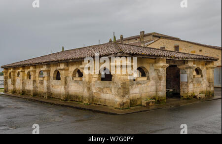 1828 lavoir public, surnommé la Chambre des représentants qu'il a été considéré comme un lieu de rencontre pour les langues remuante. Bourg proche de Bordeaux, France Banque D'Images
