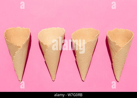 Ice cream cones sur fond rose Banque D'Images