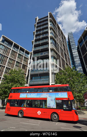 Bus rouge à l'extérieur de Hyde Park : The Residences at Mandarin Oriental, 100 Knightsbridge, à l'ouest de Londres, Royaume-Uni Banque D'Images