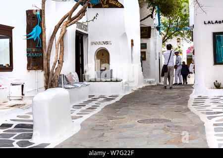 Mykonos, Grèce - 23 Avril 2019 : île célèbre Street View de maisons blanches et les gens dans les Cyclades Banque D'Images