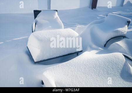 Bancs d'extérieur et des tables couvertes de neige sont à la terrasse extérieure en Finlande Banque D'Images