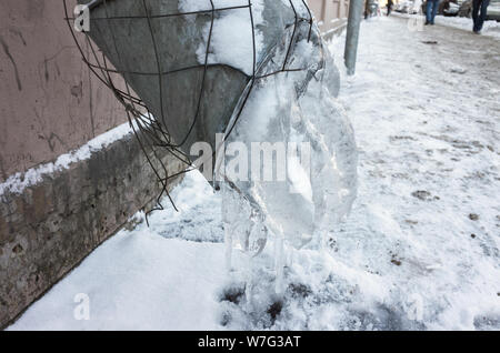 Descente urbaine congelé avec de la glace. L'hiver à Saint-Pétersbourg, Russie Banque D'Images