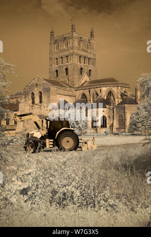 Abbaye de Tewkesbury dans la Loire, le sud de l'Angleterre dans l'infrarouge Banque D'Images