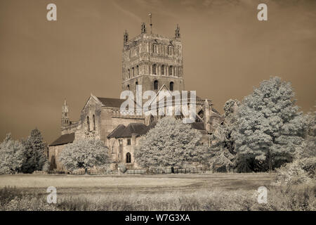 Abbaye de Tewkesbury dans la Loire, le sud de l'Angleterre dans l'infrarouge Banque D'Images