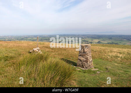 Le sommet d'Fellbarrow avec le point de vue nord sur le Solway Firth vers les montagnes de Dumfries et Galloway, Lake District, Cumbria, Royaume-Uni Banque D'Images