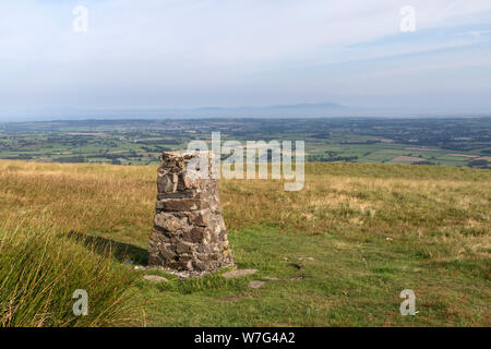 Le sommet d'Fellbarrow avec le point de vue nord sur le Solway Firth vers les montagnes de Dumfries et Galloway, Lake District, Cumbria, Royaume-Uni Banque D'Images