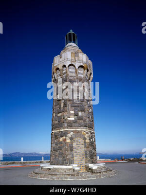 Un vieux phare se dresse sur une pointe de terre à la Marina, San Francisco, Californie Banque D'Images