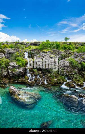 Le Monténégro, des cascades d'azur à l'eau de la rivière cijevna parfait à niagara falls monument à Podgorica en dehors de ville dans la nature intacte du paysage Banque D'Images