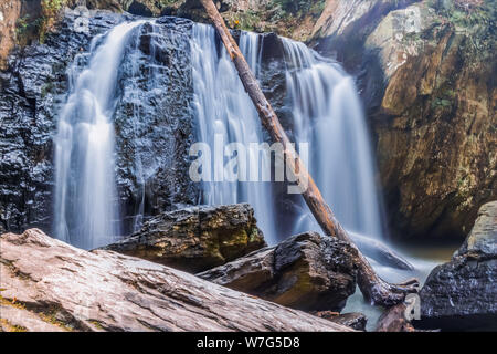 Une longue exposition de Kilgore Falls State Park, rochers, au Maryland. Banque D'Images