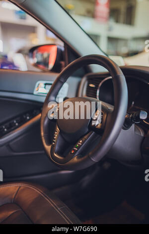 Voiture de luxe Noir - Intérieur volant, levier de changement de vitesse et tableau de bord. Location de luxe intérieur. Sièges confortables beige, volant, planche de bord, le climat Banque D'Images