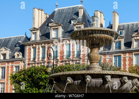 Fontaine et l'architecture en place des Vosges - la plus ancienne place publique à Paris, Ile-de-France, France Banque D'Images