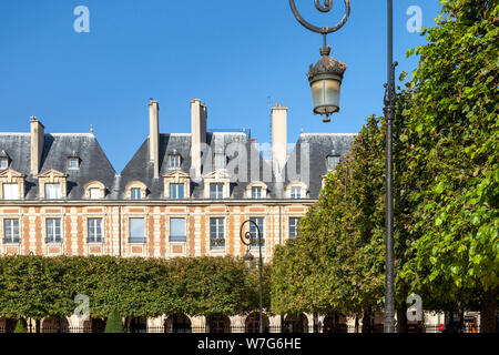 Des arbres et l'architecture en place des Vosges - la plus ancienne place publique à Paris, Ile-de-France, France Banque D'Images