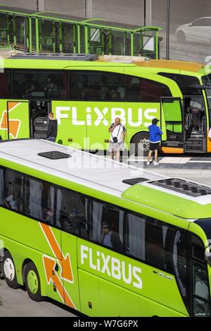 Flixbusses à la station de bus dans la région de Frankfurt am Main à la Stuttgarter Straße 26 | Le monde de l'utilisation Banque D'Images