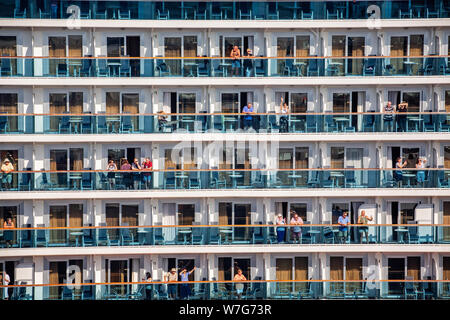 Close up de rangée après rangée du côté bâbord du navire de croisière avec quelques balcons de cabine passagers à quai à Tallinn, Estonie le 21 juillet 2019 Banque D'Images