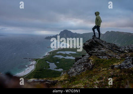 L'homme admire océan plage vue aérienne voyager solo de vie actif randonnées aventure. Situé à proximité de Bleik est un village de pêcheurs sur le nord-ouest par Banque D'Images