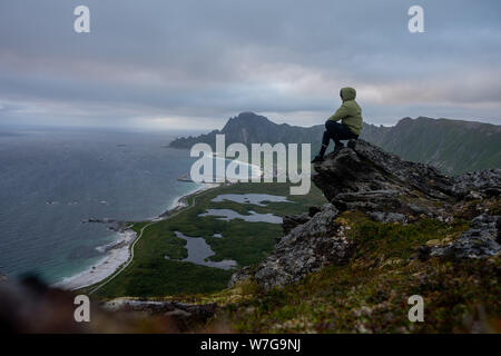 L'homme admire océan plage vue aérienne voyager solo de vie actif randonnées aventure. Situé à proximité de Bleik est un village de pêcheurs sur le nord-ouest par Banque D'Images