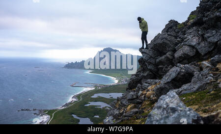 L'homme admire océan plage vue aérienne voyager solo de vie actif randonnées aventure. Situé à proximité de Bleik est un village de pêcheurs sur le nord-ouest par Banque D'Images