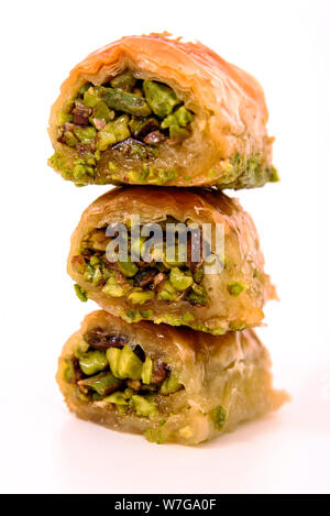 Baklava à la pistache sur fond blanc Banque D'Images