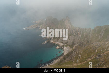 Vue spectaculaire depuis la montagne de Matind au coucher du soleil, Bleik, Andoya, Norvège Banque D'Images