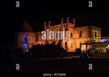 BONTIDA POUR, Roumanie - 21 juillet 2019 : Les personnes qui désirent visiter les ruines de l'édifices Banffy illuminé par des lumières et laser au cours de la bouilloire Château festi Banque D'Images