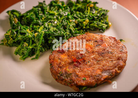 L'alimentation végétarienne ou végétalienne saine, l'aubergine et carotte vegetable burger aux épinards Banque D'Images