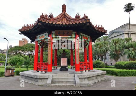 TAIPEI, TAIWAN - 4 JUL 2019- Vue d'une pagode rouge sur un étang dans le parc de la paix 228 à Taipei, Taïwan. Banque D'Images