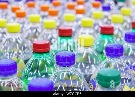 Image de nombreuses bouteilles en plastique avec de l'eau dans un magasin. Banque D'Images