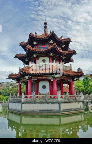 TAIPEI, TAIWAN - 4 JUL 2019- Vue d'une pagode rouge sur un étang dans le parc de la paix 228 à Taipei, Taïwan. Banque D'Images