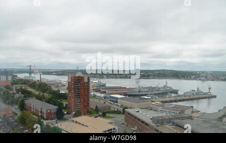 Summertime en Nouvelle-Écosse : donnant sur le port d'Halifax et le pont MacDonald Banque D'Images