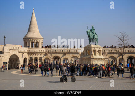 Budapest, Hongrie, le 22 mars 2018 : le Bastion des Pêcheurs et statue de Stephen I. Banque D'Images