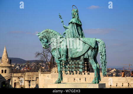Héros hongrois sur un cheval - statue équestre du roi Stephen I (le Szent Istvan kiraly) dans le Bastion Fischer, 1906, Château de Buda. Banque D'Images