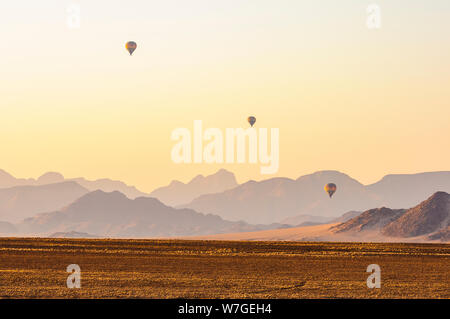 Trois ballons à air volant au-dessus de Sossusvlei, Namib-Naukluft National Park, Namibie Banque D'Images