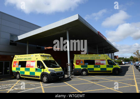 L'Hôpital du comté de Hereford. Ambulances à l'extérieur de l'accident et d'urgence. Banque D'Images