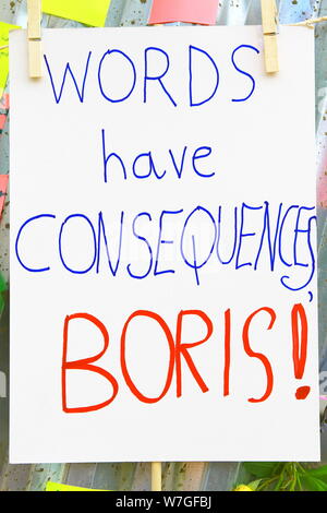 Mots ont des conséquences BORIS. Inscrivez-vous sur l'AFFICHAGE PENDANT LA GRÈVE DE LA FAIM RATCLIFF RICHARD À L'EXTÉRIEUR DE L'ambassade d'Iran, Kensington, Londres, Royaume-Uni LE 20 MAI 2019 JUIN. Banque D'Images