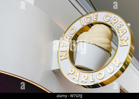 Enseigne à l'extérieur de l'azote d'un glacier, où l'eau douce glace est faite à l'aide d'azote liquide congelé. Banque D'Images