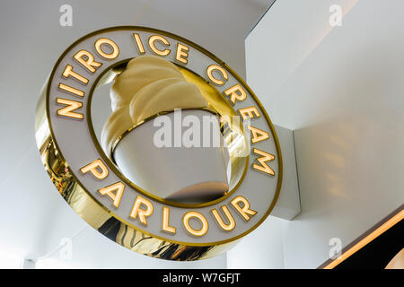 Enseigne à l'extérieur de l'azote d'un glacier, où l'eau douce glace est faite à l'aide d'azote liquide congelé. Banque D'Images