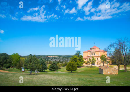 Forêt de genévrier et de l'église. Moral de Hornuez, province de segovia, Castilla Leon, Espagne. Banque D'Images