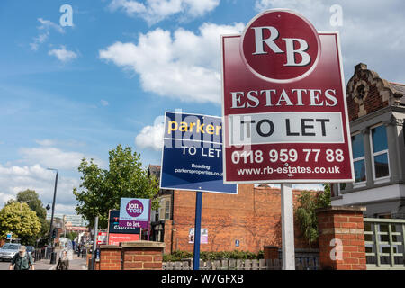 Les conseils des agents immobiliers pour des maisons disponibles à la location sur Oxford Street, Reading, UK Banque D'Images