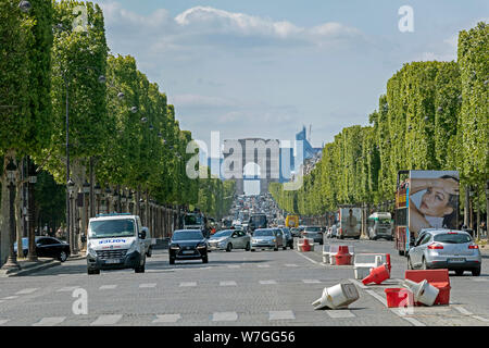 L'Arc de Triomphe de l'Etoile monument célèbre, se tenant à la Place Charles de Gaulle, donnant sur les Champs Elysées à Paris, France Banque D'Images