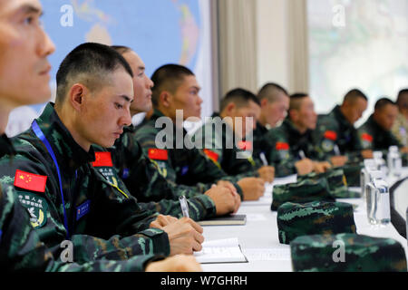 (190806) -- URUMQI, le 6 août 2019 (Xinhua) -- Le personnel de la Police armée du peuple chinois de participer à un séminaire de travail à Urumqi, dans le nord-ouest de la Chine, la Région autonome du Xinjiang Uygur, le 6 août 2019. Le China-Kyrgyzstan "Coopération-2019 mixte' un exercice de lutte contre le terrorisme a été lancé mardi à une base d'entraînement dans le nord-ouest de la région autonome Uygur du Xinjiang. La "coopération-2019' exercice est le premier exercice mené conjointement par des forces armées des deux pays. (Xinhua/Liu Fang) Banque D'Images