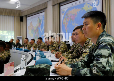 (190806) -- URUMQI, le 6 août 2019 (Xinhua) -- Le personnel de l'armée du peuple chinois de Police et la Garde nationale du Kirghizistan assister à un séminaire à Urumqi, dans le nord-ouest de la Chine, la Région autonome du Xinjiang Uygur, le 6 août 2019. Le China-Kyrgyzstan "Coopération-2019 mixte' un exercice de lutte contre le terrorisme a été lancé mardi à une base d'entraînement dans le nord-ouest de la région autonome Uygur du Xinjiang. La "coopération-2019' exercice est le premier exercice mené conjointement par des forces armées des deux pays. (Xinhua/Liu Fang) Banque D'Images