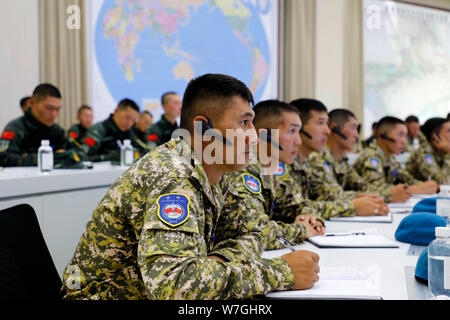 (190806) -- URUMQI, le 6 août 2019 (Xinhua) -- Le personnel de la Garde nationale du Kirghizistan assister à un séminaire à Urumqi, dans le nord-ouest de la Chine, la Région autonome du Xinjiang Uygur, le 6 août 2019. Le China-Kyrgyzstan "Coopération-2019 mixte' un exercice de lutte contre le terrorisme a été lancé mardi à une base d'entraînement dans le nord-ouest de la région autonome Uygur du Xinjiang. La "coopération-2019' exercice est le premier exercice mené conjointement par des forces armées des deux pays. (Xinhua/Liu Fang) Banque D'Images