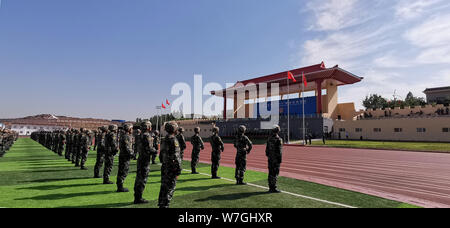 (190806) -- URUMQI, le 6 août 2019 (Xinhua) -- Photo prise le 6 août 2019 montre le China-Kyrgyzstan "Coopération-2019 mixte' un exercice de lutte contre le terrorisme, à Urumqi, dans le nord-ouest de la Chine, la Région autonome du Xinjiang Uygur. Le China-Kyrgyzstan "Coopération-2019 mixte' un exercice de lutte contre le terrorisme a été lancé mardi à une base d'entraînement dans le nord-ouest de la région autonome Uygur du Xinjiang. La "coopération-2019' exercice est le premier exercice mené conjointement par des forces armées des deux pays. (Xinhua/Liu Fang) Banque D'Images