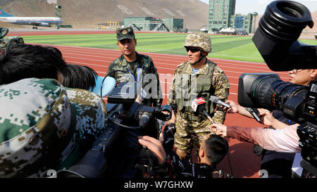 (190806) -- URUMQI, le 6 août 2019 (Xinhua) -- Un soldat (R) de la Garde nationale du Kirghizistan reçoit une interview à Urumqi, dans le nord-ouest de la Chine, la Région autonome du Xinjiang Uygur, le 6 août 2019. Le China-Kyrgyzstan "Coopération-2019 mixte' un exercice de lutte contre le terrorisme a été lancé mardi à une base d'entraînement dans le nord-ouest de la région autonome Uygur du Xinjiang. La "coopération-2019' exercice est le premier exercice mené conjointement par des forces armées des deux pays. (Xinhua/Liu Fang) Banque D'Images