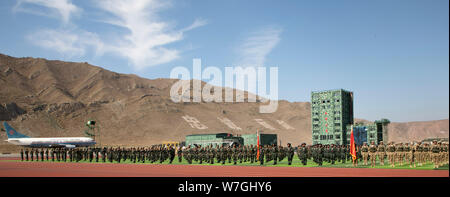 (190806) -- URUMQI, le 6 août 2019 (Xinhua) -- Le personnel de l'armée du peuple chinois de Police et la Garde nationale du Kirghizistan se rassembler dans une base de formation à Urumqi, dans le nord-ouest de la Chine, la Région autonome du Xinjiang Uygur, le 6 août 2019. Le China-Kyrgyzstan "Coopération-2019 mixte' un exercice de lutte contre le terrorisme a été lancé mardi à une base d'entraînement dans le nord-ouest de la région autonome Uygur du Xinjiang. La "coopération-2019' exercice est le premier exercice mené conjointement par des forces armées des deux pays. (Xinhua/Liu Fang) Banque D'Images