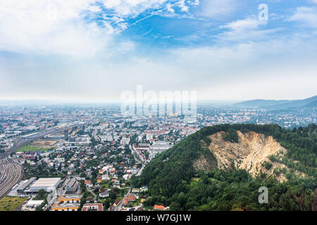 Vue aérienne de la ville Graz du drone hélicoptère avec Gösting Eggenberg et districts et une carrière sur une journée ensoleillée en Autriche, Europe Banque D'Images