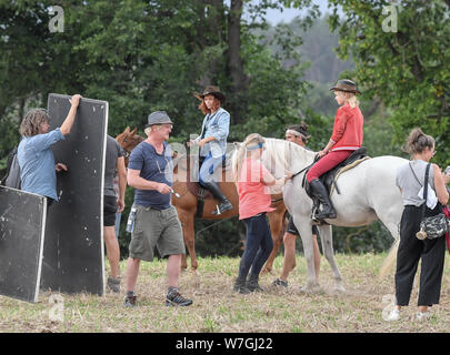 Reichenow, Allemagne. Le 06 août, 2019. Sur la date de presse sur l'ensemble de l'Amazonie série Bibi et Tina, l'actrice Harriet Herbig-Matten roulera comme Tina (M) et l'actrice Katharina Hirschberg comme Bibi sur un cheval (r). Le tournage de la nouvelle Amazon Bibi Original & Tina est actuellement en cours dans la région de Berlin. La série live action pour toute la famille accompagne la jeune sorcière Bibi Blocksberg et sa meilleure amie Tina sur leurs aventures à l'Reiterhof. Crédit : Patrick Pleul/dpa-Zentralbild/dpa/Alamy Live News Banque D'Images